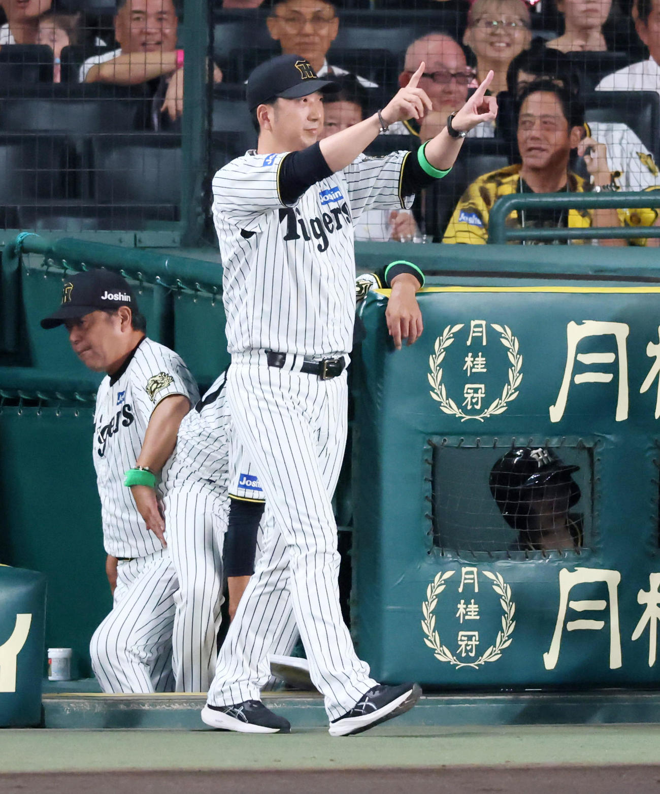 阪神対DeNA 1回表DeNA2死一、二塁、藤川監督は牧の一塁判定にリクエストする（撮影・加藤哉）