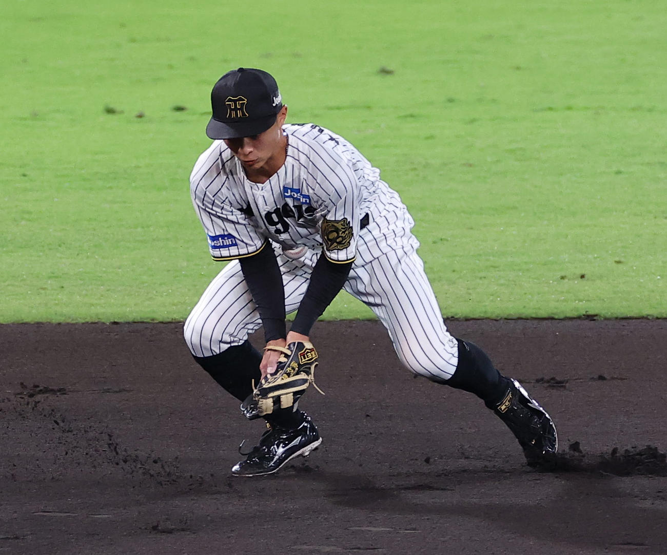 阪神対DeNA 1回表DeNA2死一、二塁、熊谷は牧の打球をはじき出塁を許す（撮影・上田博志）