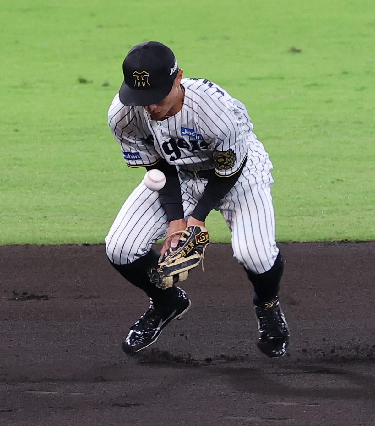 阪神対DeNA 1回表DeNA2死一、二塁、熊谷は牧の打球をはじき出塁を許す（撮影・上田博志）