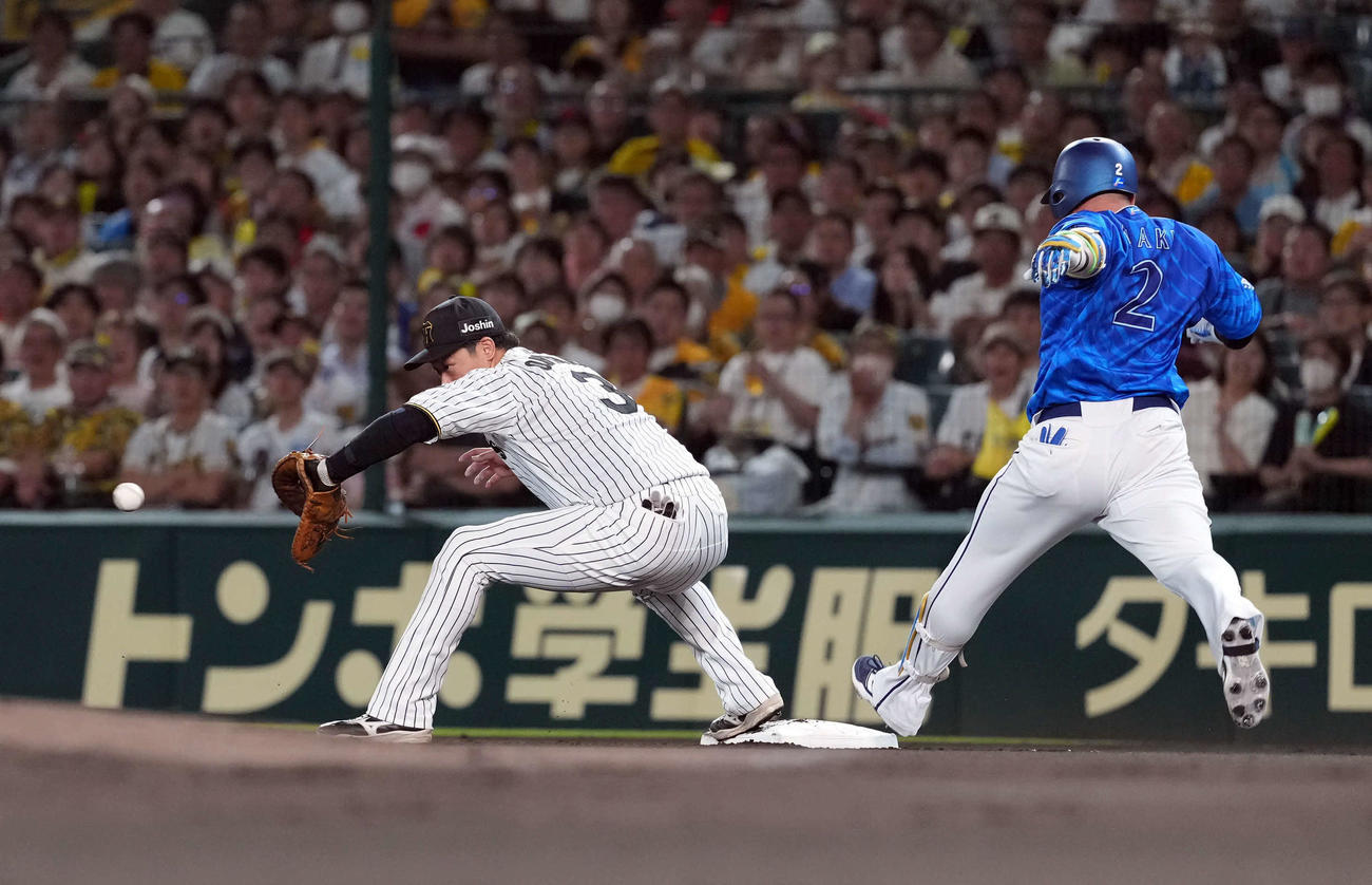 阪神対DeNA 1回表DeNA2死一、二塁、遊撃手熊谷のファンブルでセーフになる牧（撮影・たえ見朱実）