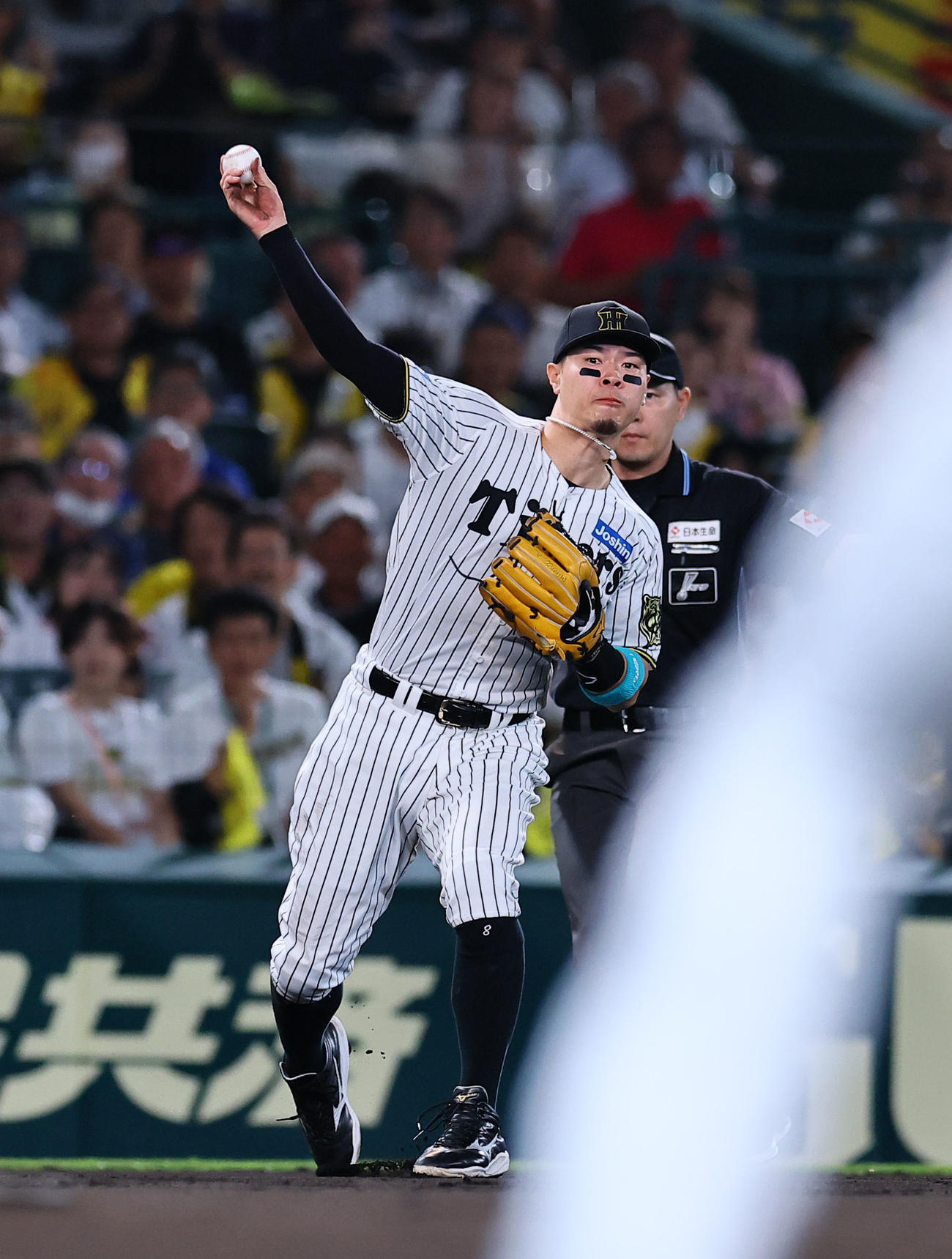 阪神対DeNA 1回表DeNA2死満塁、山本の三ゴロで好守を見せる佐藤輝（撮影・藤尾明華）
