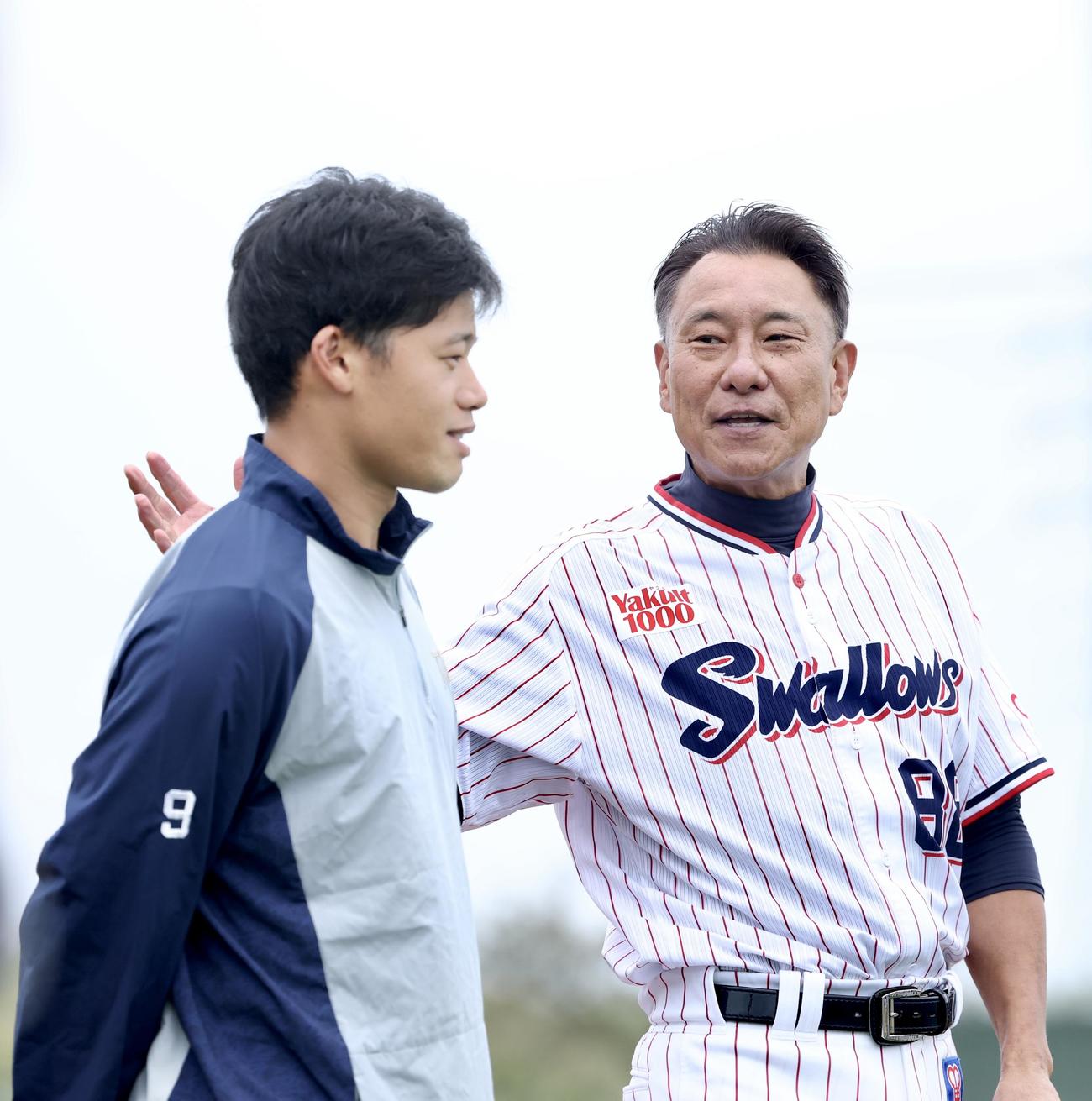 訓示するヤクルト池山監督（右）と塩見（撮影・河田真司）