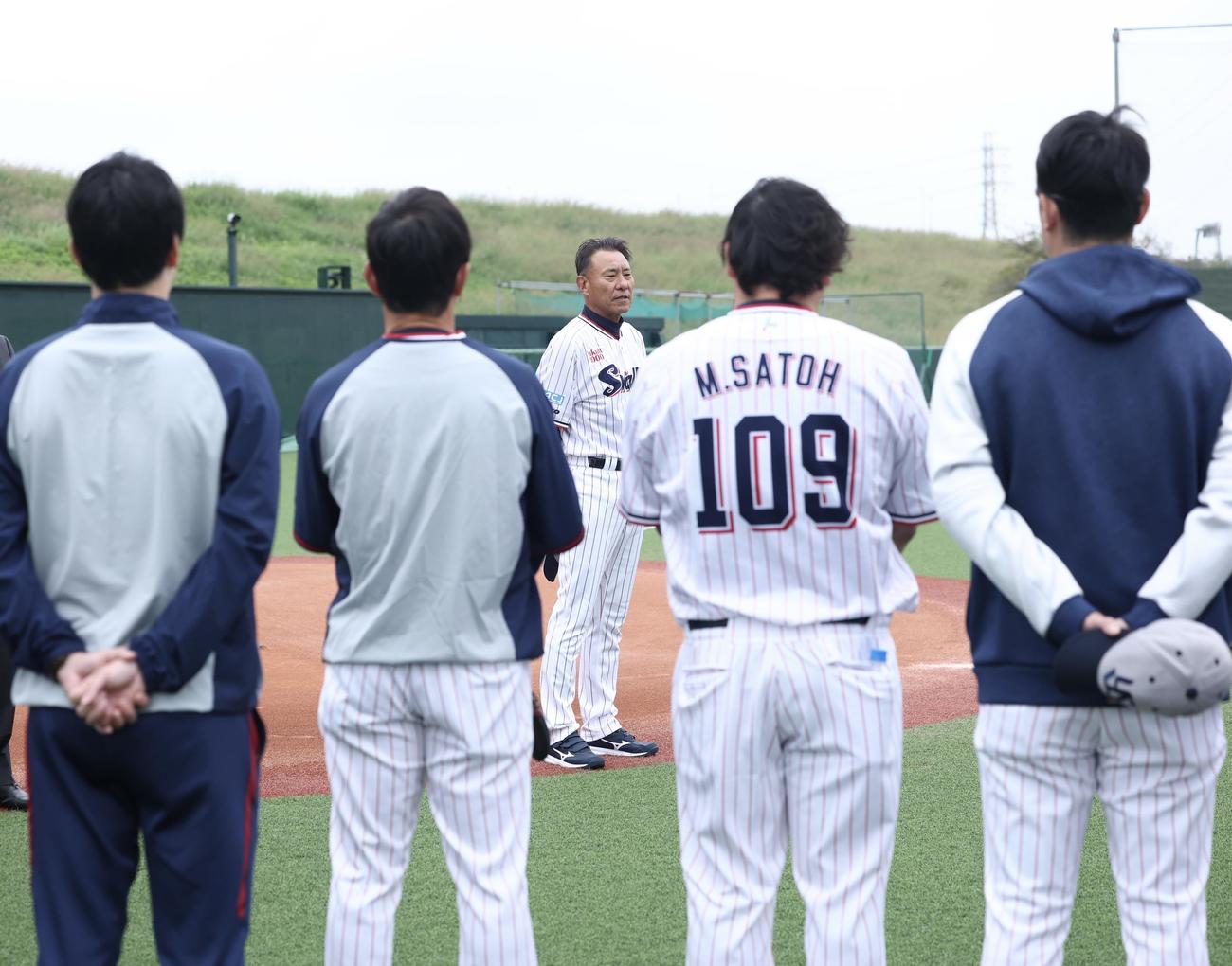 訓示するヤクルト池山監督（撮影・河田真司）