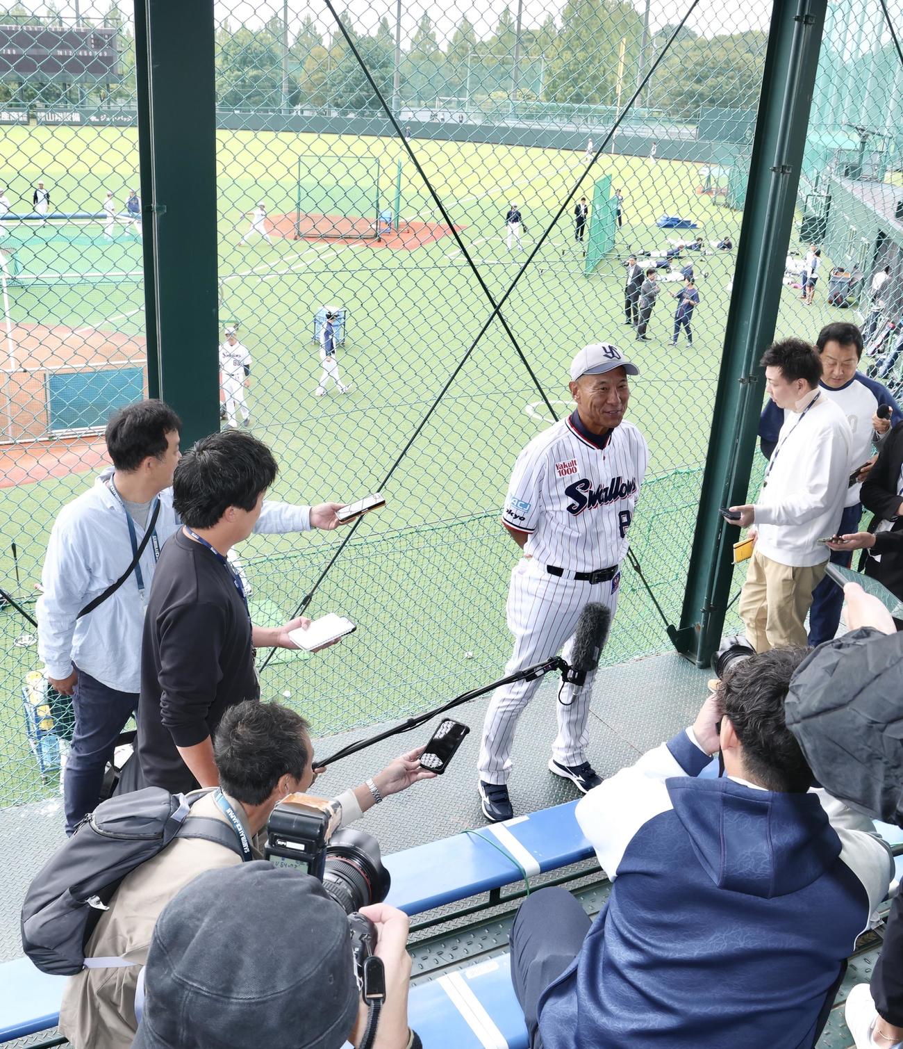 取材に応じるヤクルト池山監督（撮影・河田真司）