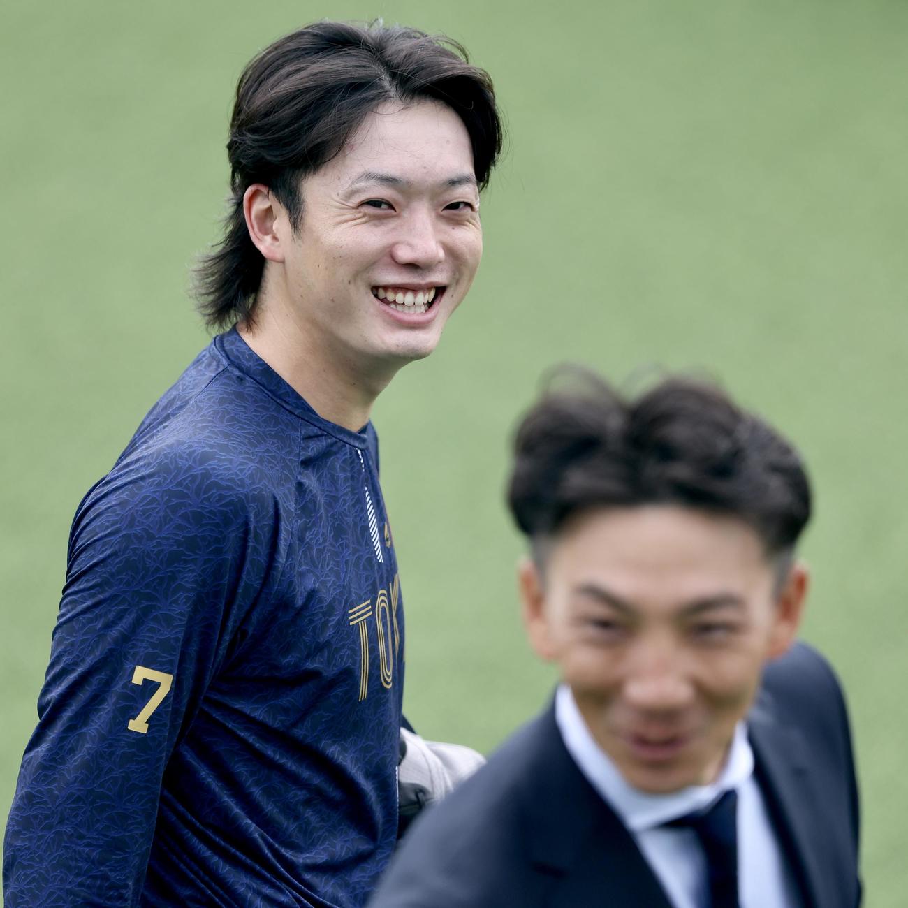笑顔を見せるヤクルト長岡（左）と嶋氏（撮影・河田真司）