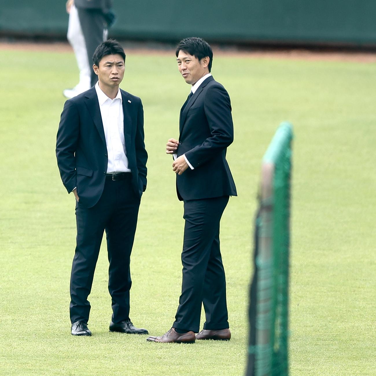 言葉を交わすヤクルト青木GM特別補佐（左）と原（撮影・河田真司）