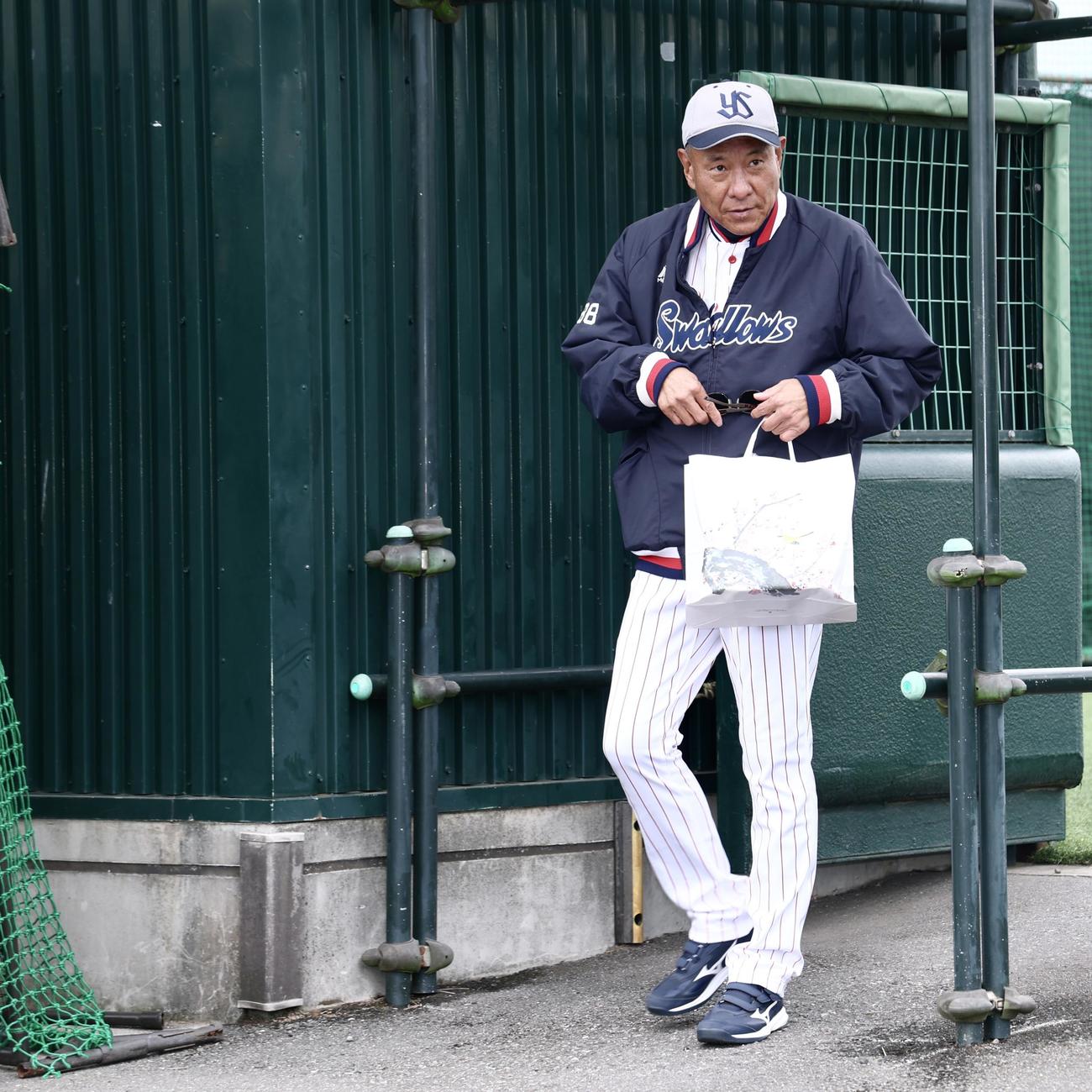 練習を終え移動するヤクルト池山監督（撮影・河田真司）