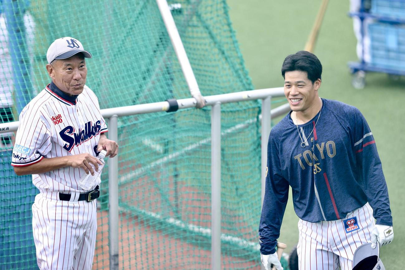 練習で言葉を交わすヤクルト池山監督（左）と塩見（撮影・河田真司）