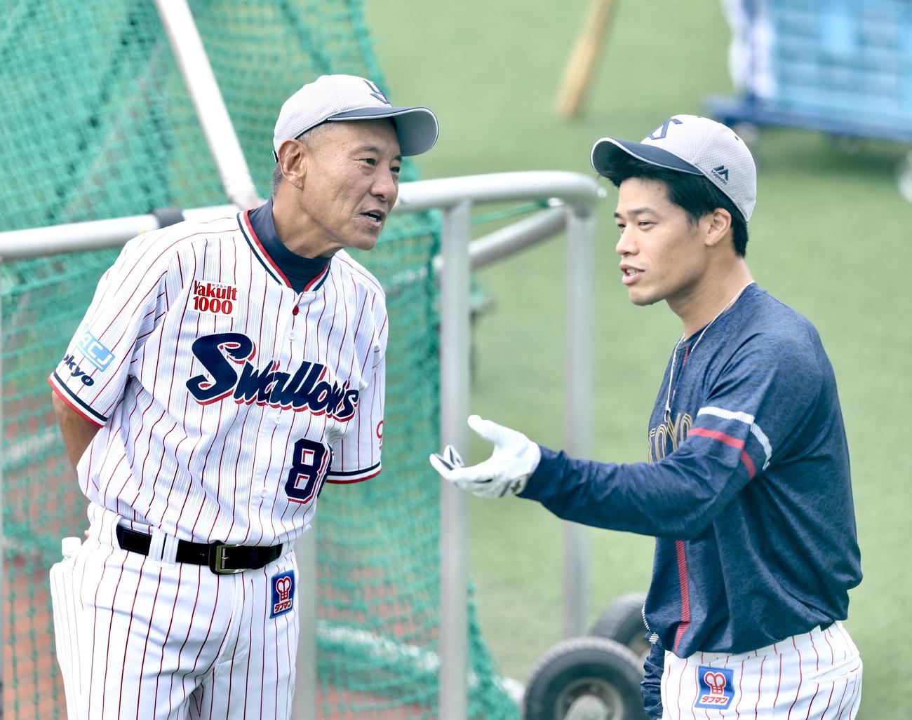 練習で言葉を交わすヤクルト池山監督（左）と塩見（撮影・河田真司）