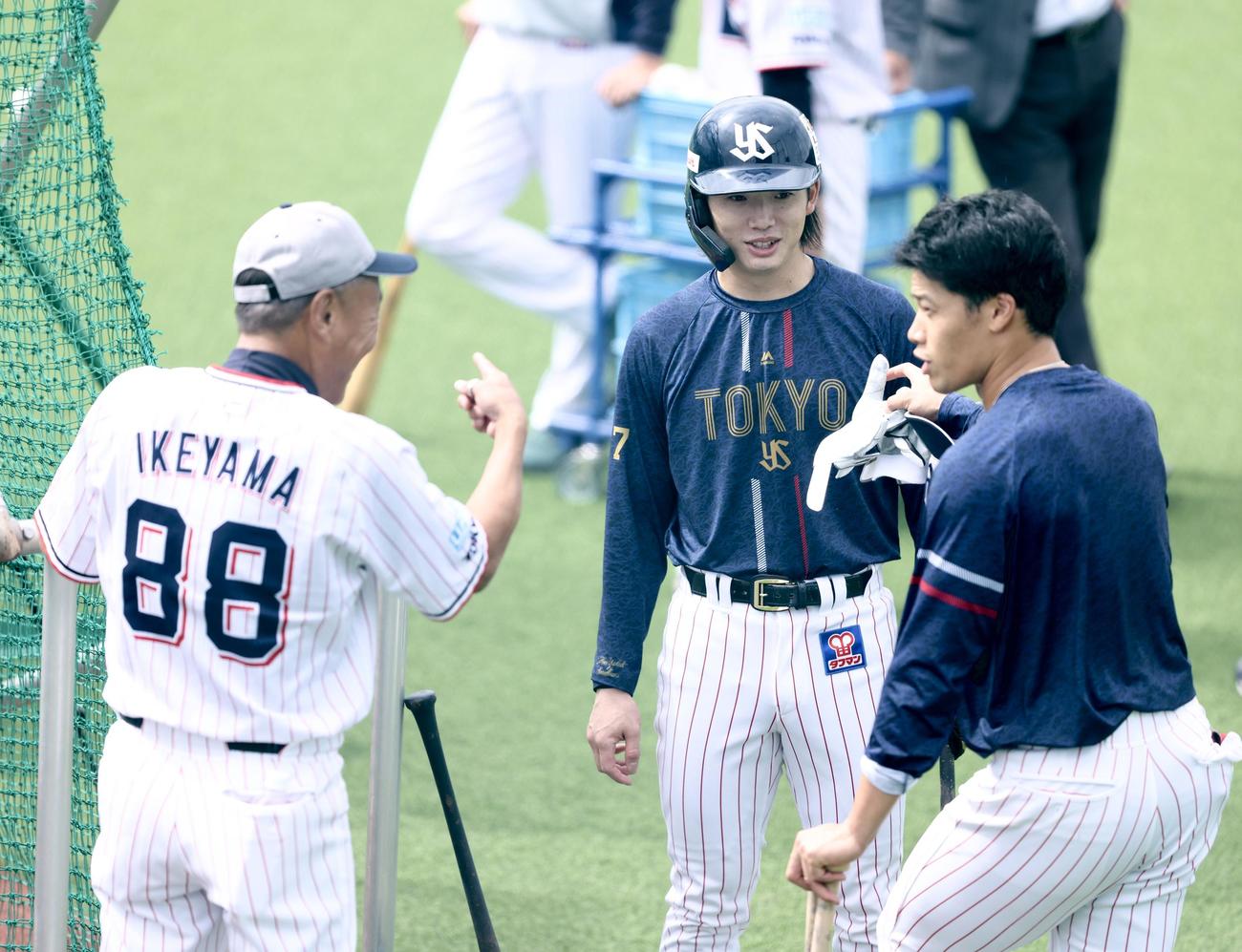 練習でヤクルト池山監督（左）と言葉を交わす塩見（右）と長岡（撮影・河田真司）