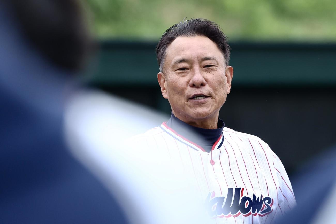 訓示するヤクルト池山監督（撮影・河田真司）