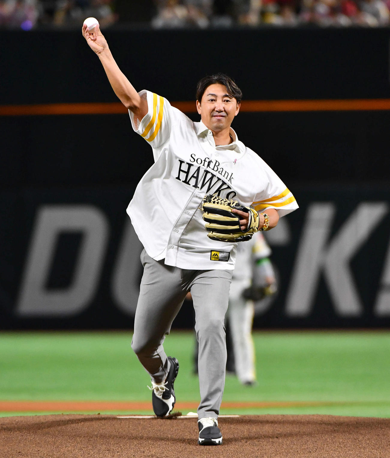 ソフトバンク対日本ハム　始球式を務めた内川聖一氏（撮影・岩下翔太）