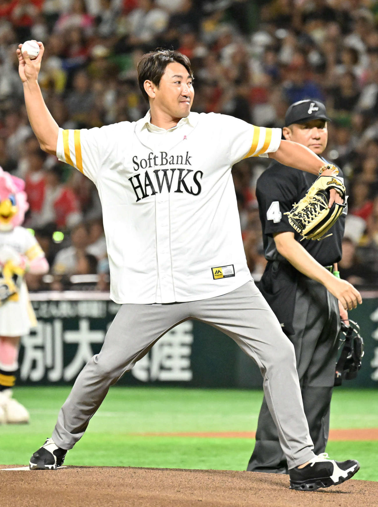ソフトバンク対日本ハム　始球式でボールを投げる内川氏（撮影・林敢治）