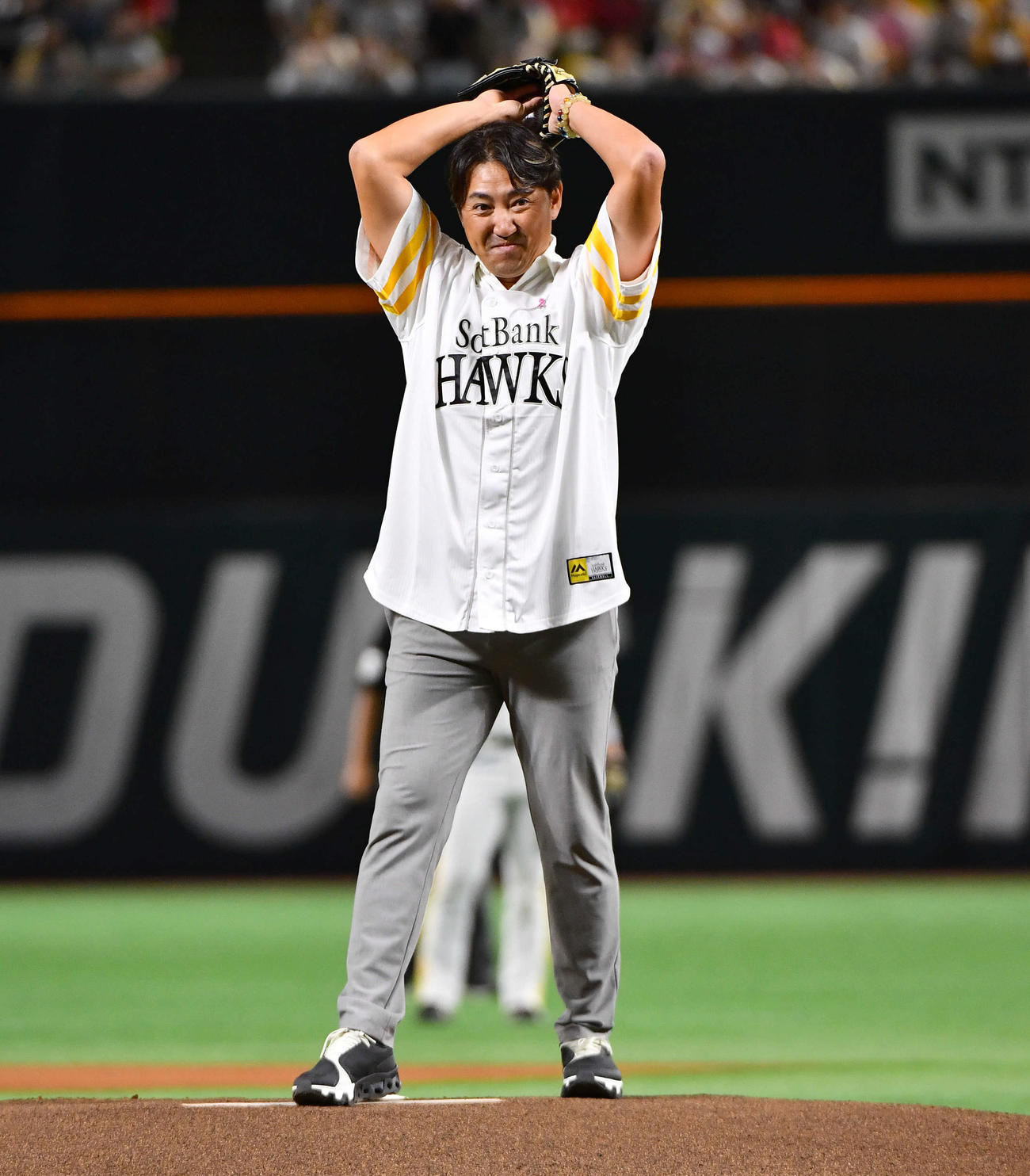ソフトバンク対日本ハム　始球式を務めた内川聖一氏（撮影・岩下翔太）