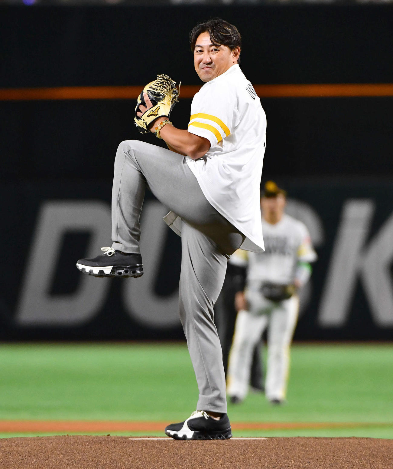 ソフトバンク対日本ハム　始球式を務めた内川聖一氏（撮影・岩下翔太）