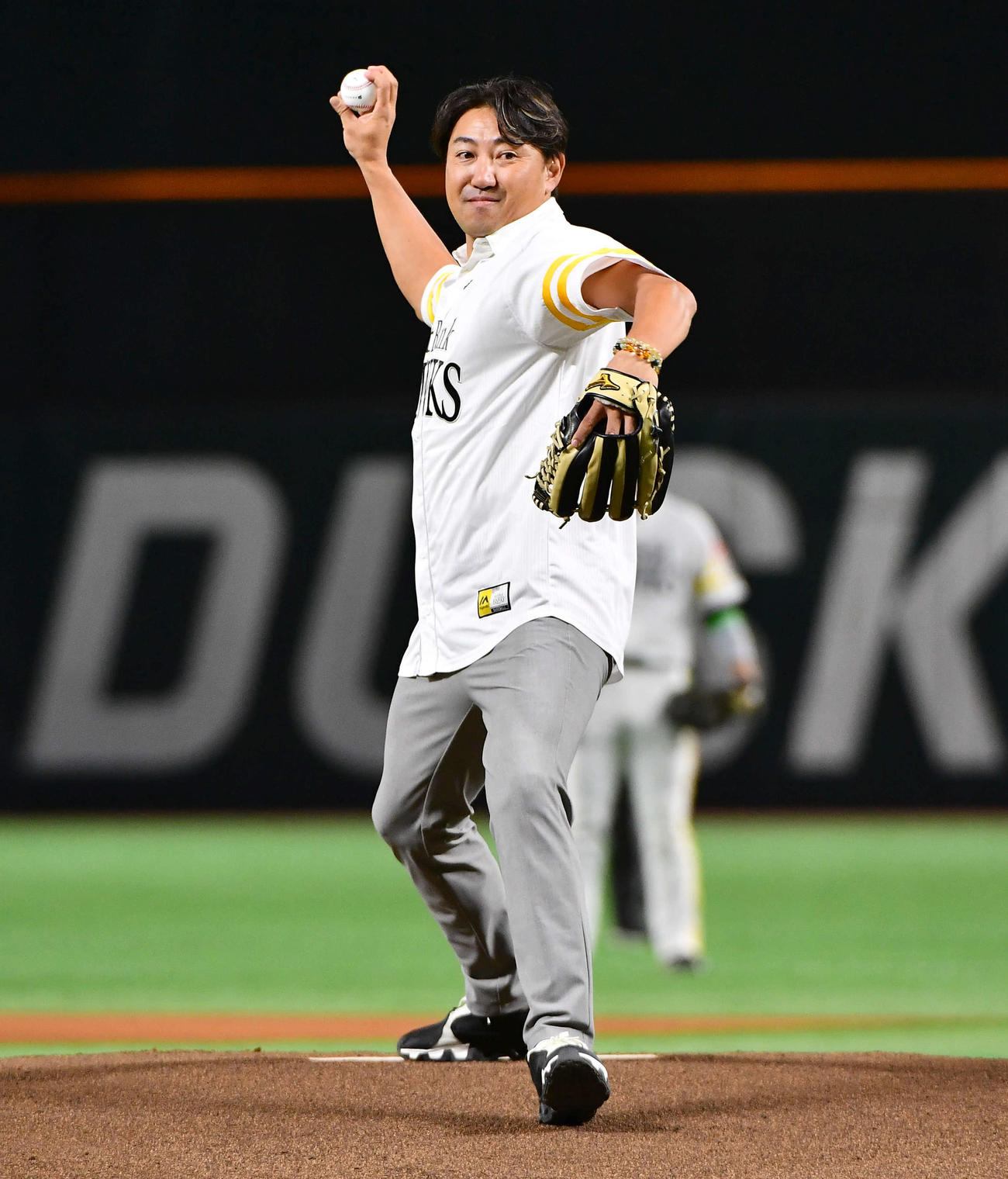 ソフトバンク対日本ハム　始球式を務めた内川聖一氏（撮影・岩下翔太）