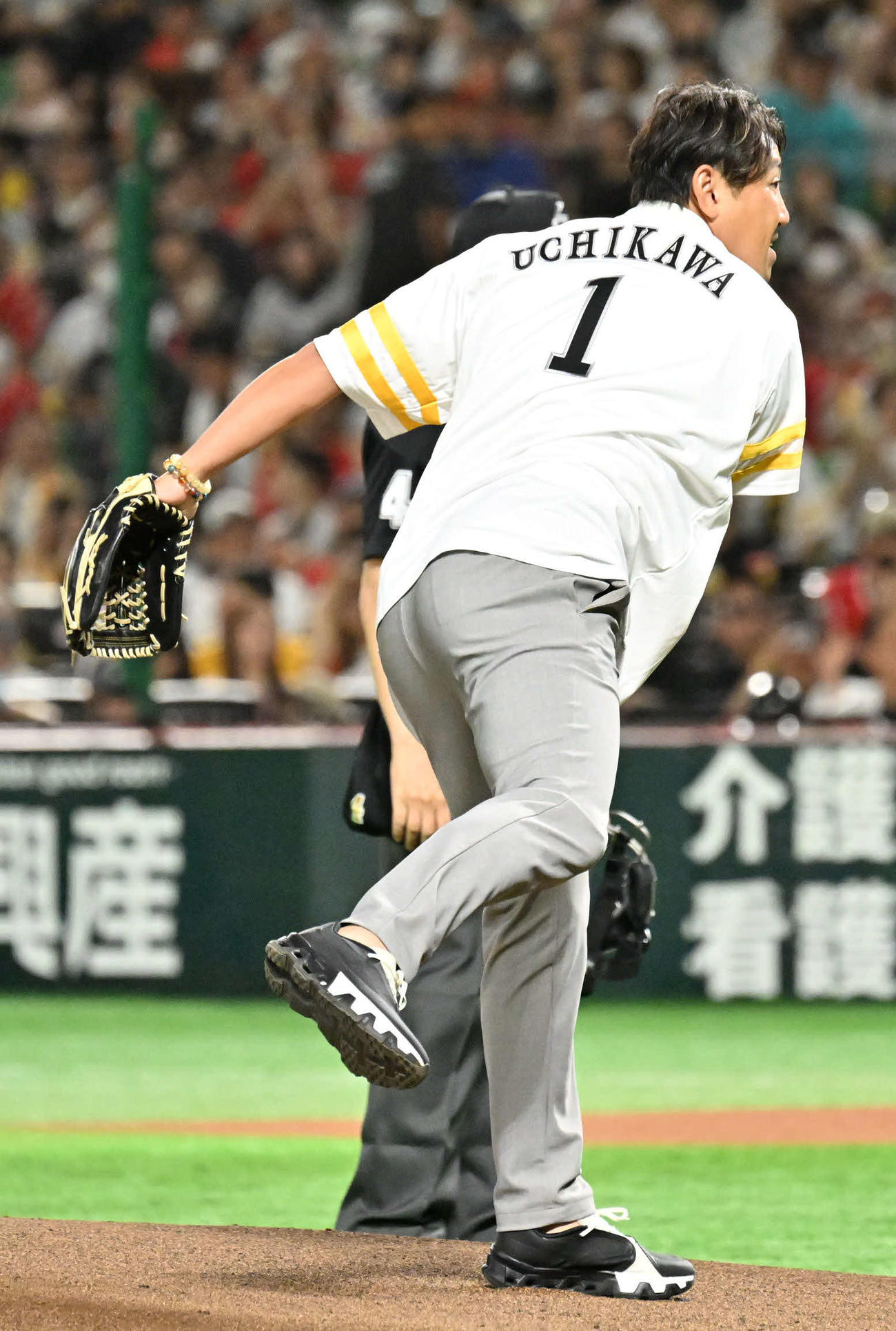 ソフトバンク対日本ハム　始球式でボールを投げる内川氏（撮影・林敢治）