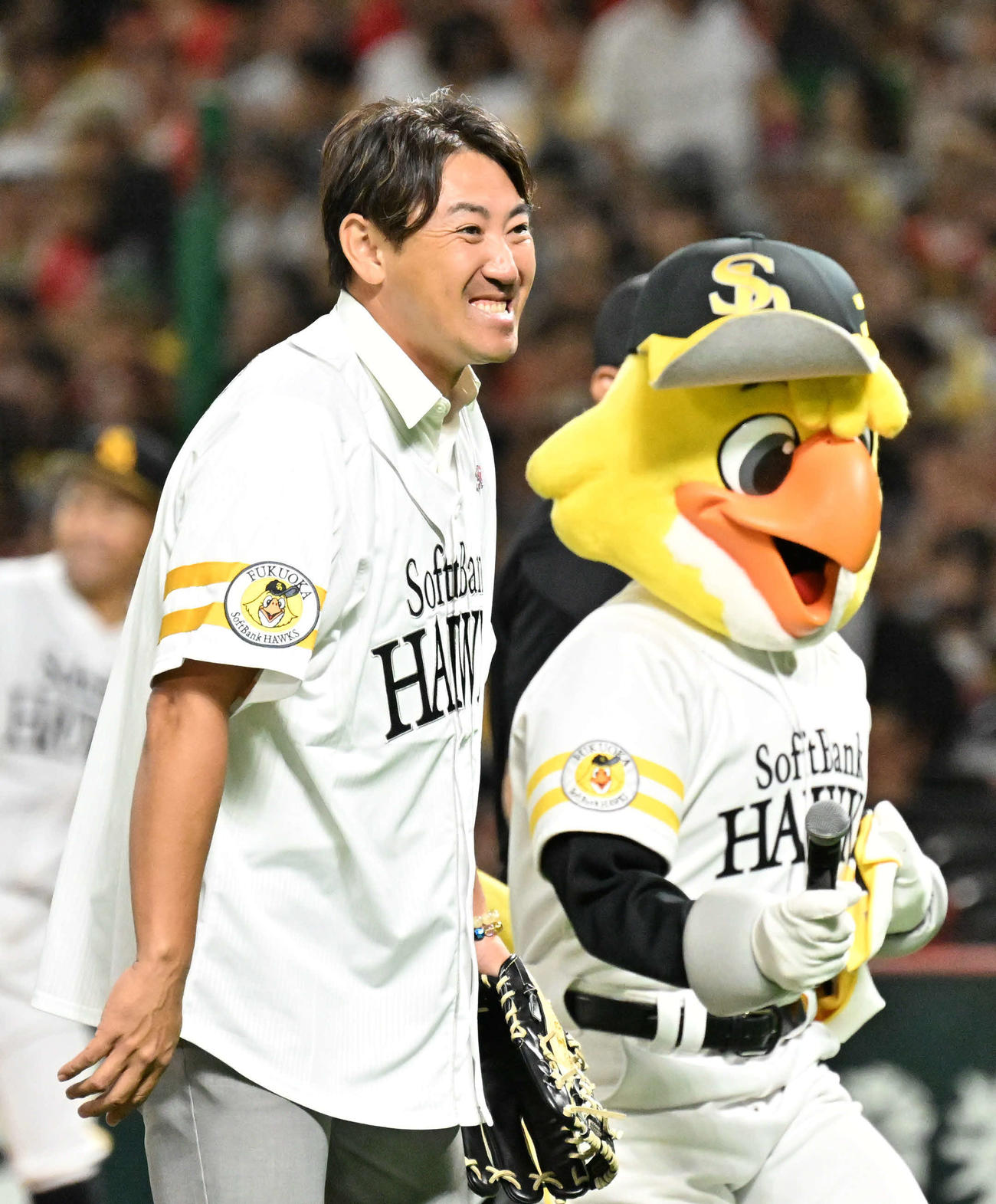 ソフトバンク対日本ハム　始球式を務めた内川（左）（撮影・林敢治）