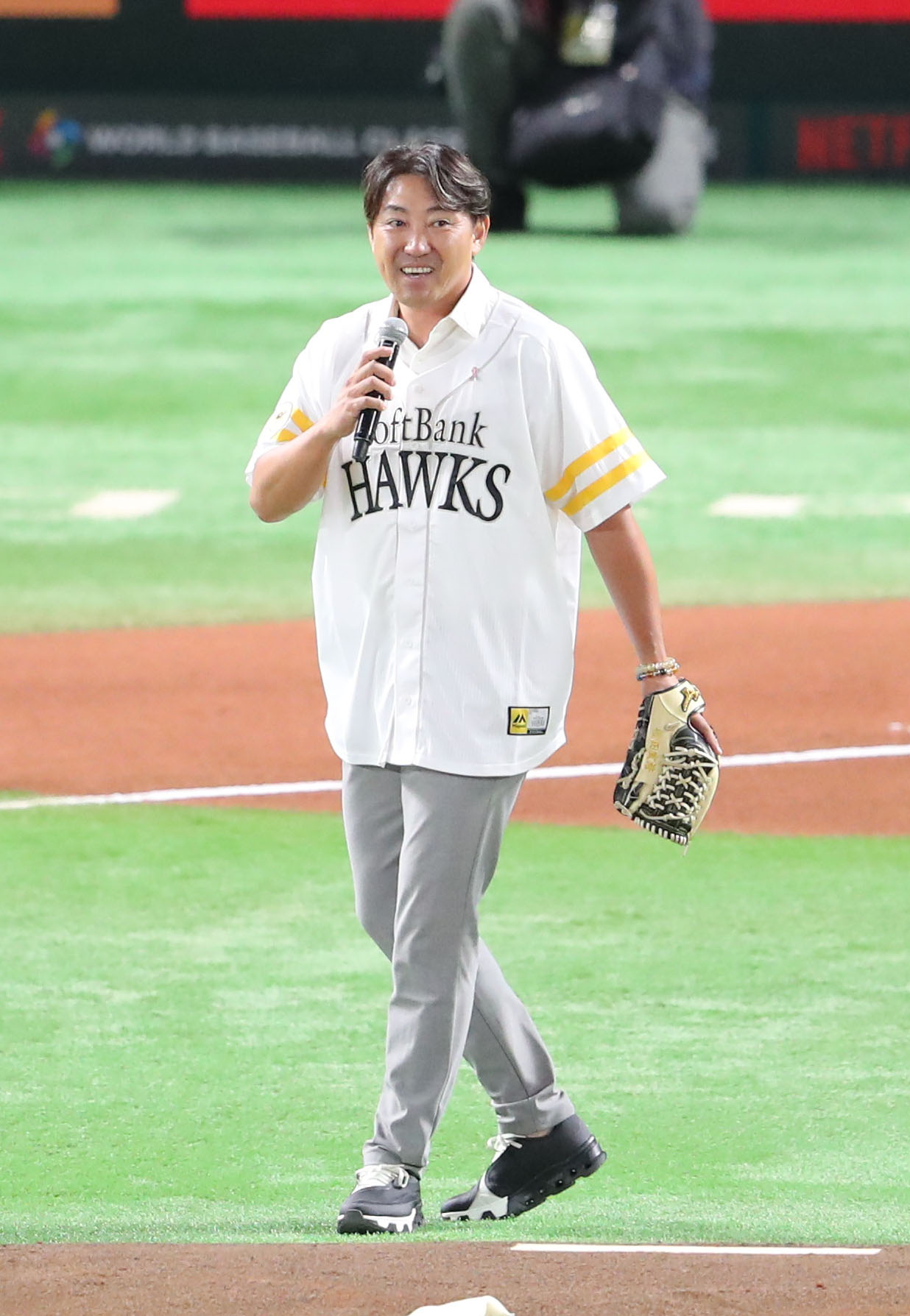 ソフトバンク対日本ハム　始球式を終えた内川氏はマイクを手にパフォーマンス（撮影・梅根麻紀）