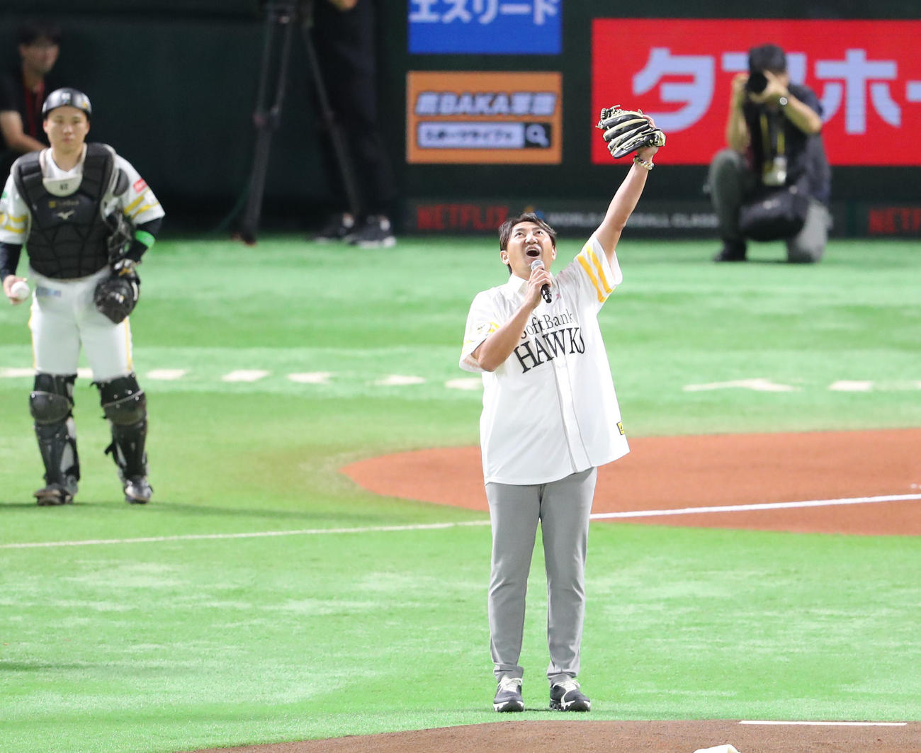 ソフトバンク対日本ハム　始球式を終えた内川氏はマイクを手にパフォーマンス（撮影・梅根麻紀）