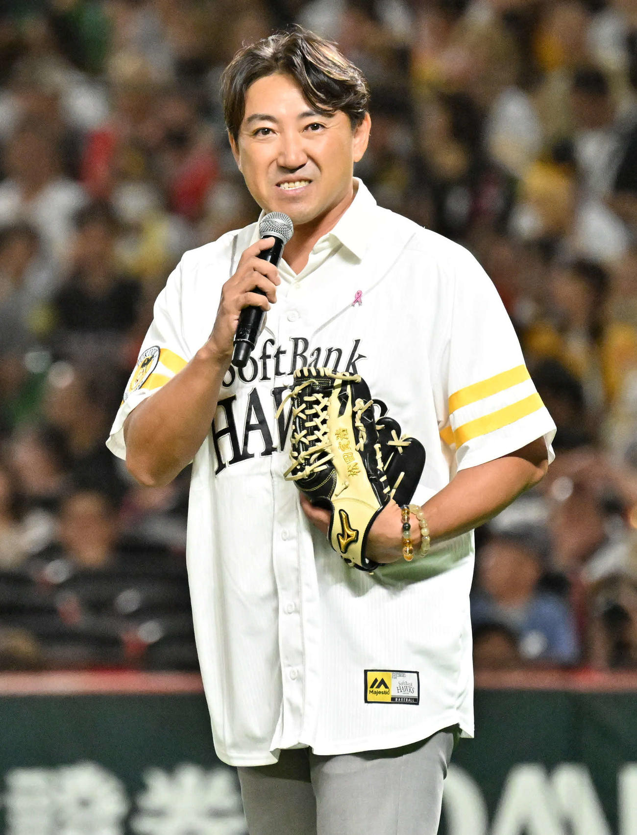 ソフトバンク対日本ハム　始球式を務めた内川（撮影・林敢治）