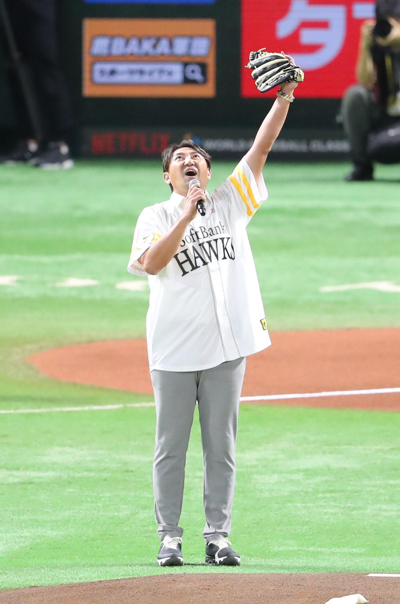 ソフトバンク対日本ハム　始球式を終えた内川氏はマイクを手にパフォーマンス（撮影・梅根麻紀）