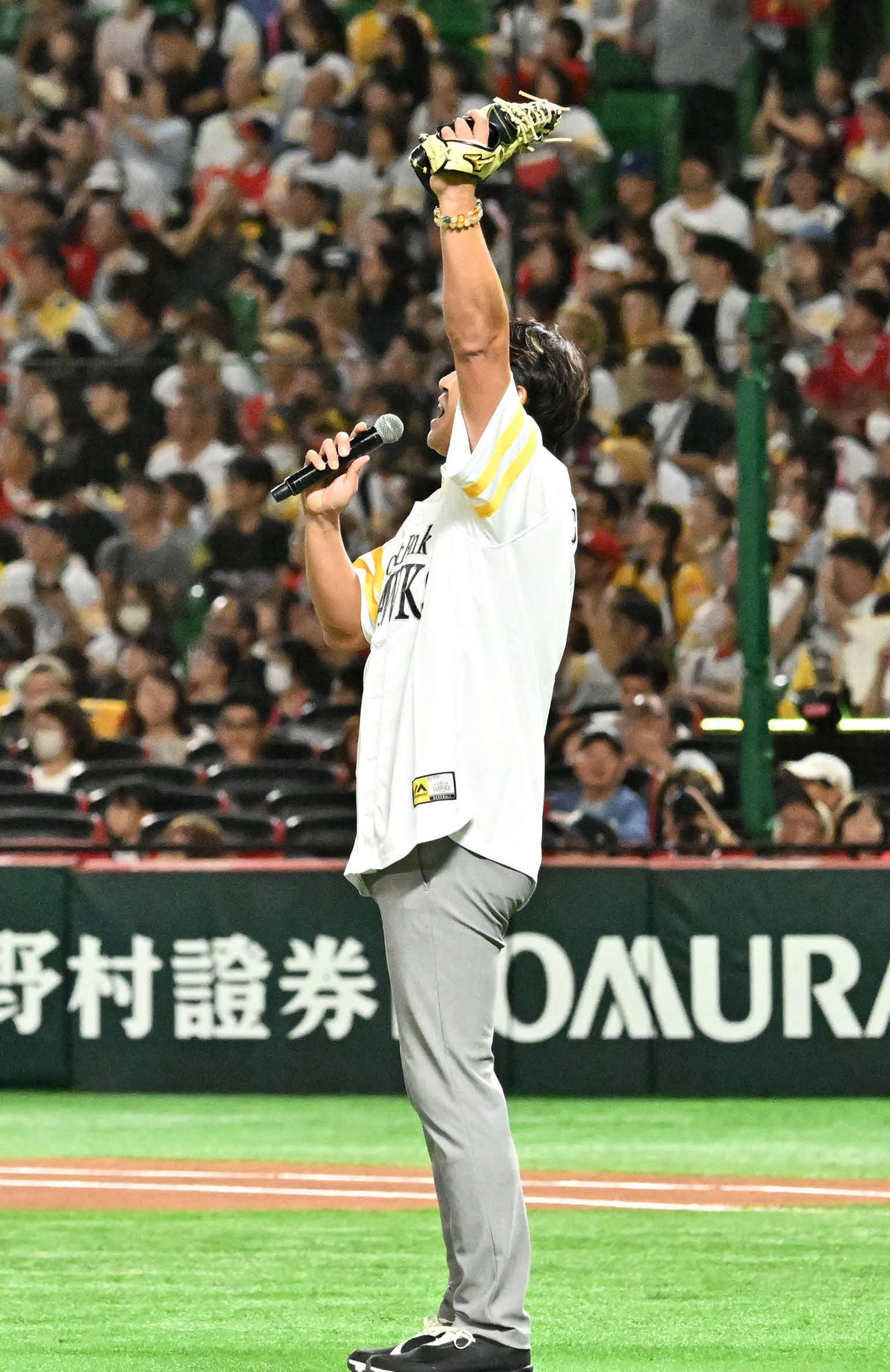 ソフトバンク対日本ハム　始球式を務めた内川（撮影・林敢治）