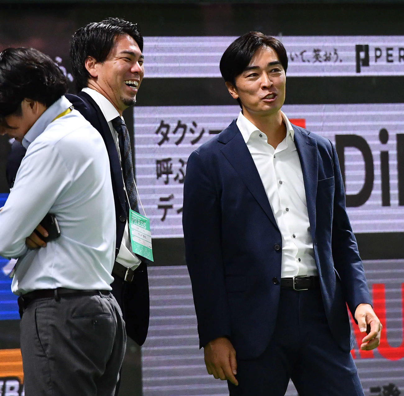 ソフトバンク対日本ハム　試合前、ソフトバンク和田アドバイザー（右）と談笑する前田健太（撮影・岩下翔太）
