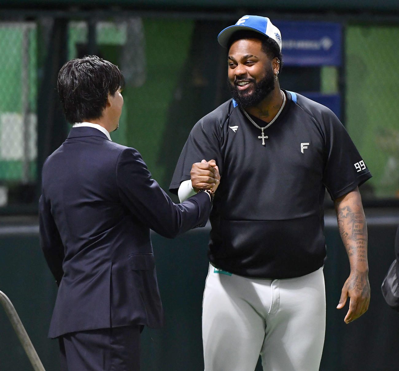 ソフトバンク対日本ハム　試合前、前田健太（左）と握手を交わす日本ハムのレイエス（撮影・岩下翔太）