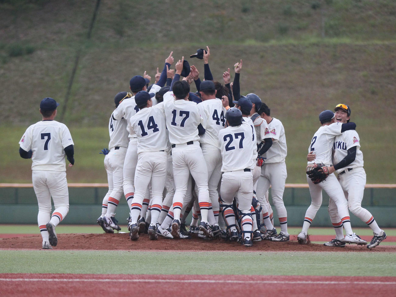 東北福祉大対仙台大　優勝を決めマウンドで喜びを爆発させる東北福祉大ナイン（撮影・高橋香奈）