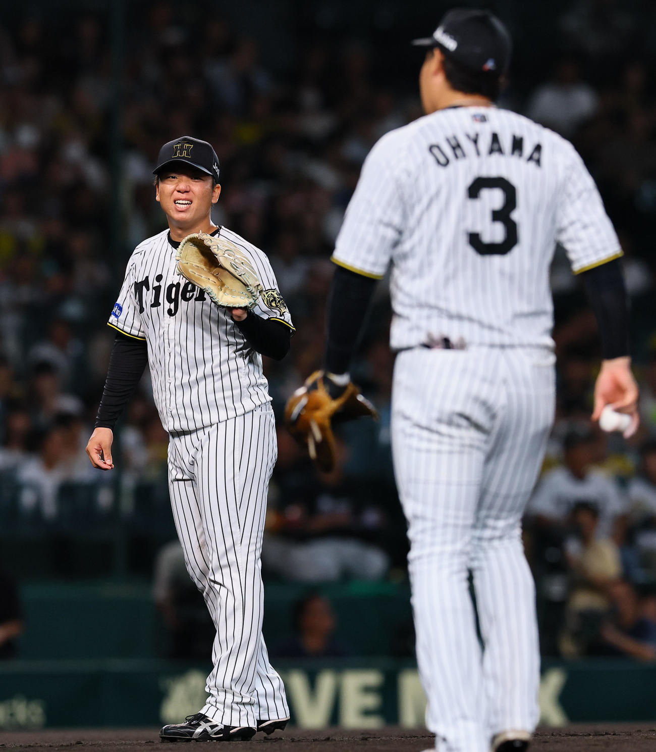 阪神対DeNA 1回表DeNA2死一、二塁、牧の遊ゴロを熊谷が失策。満塁となり悔しそうな表情を見せる村上（撮影・藤尾明華）