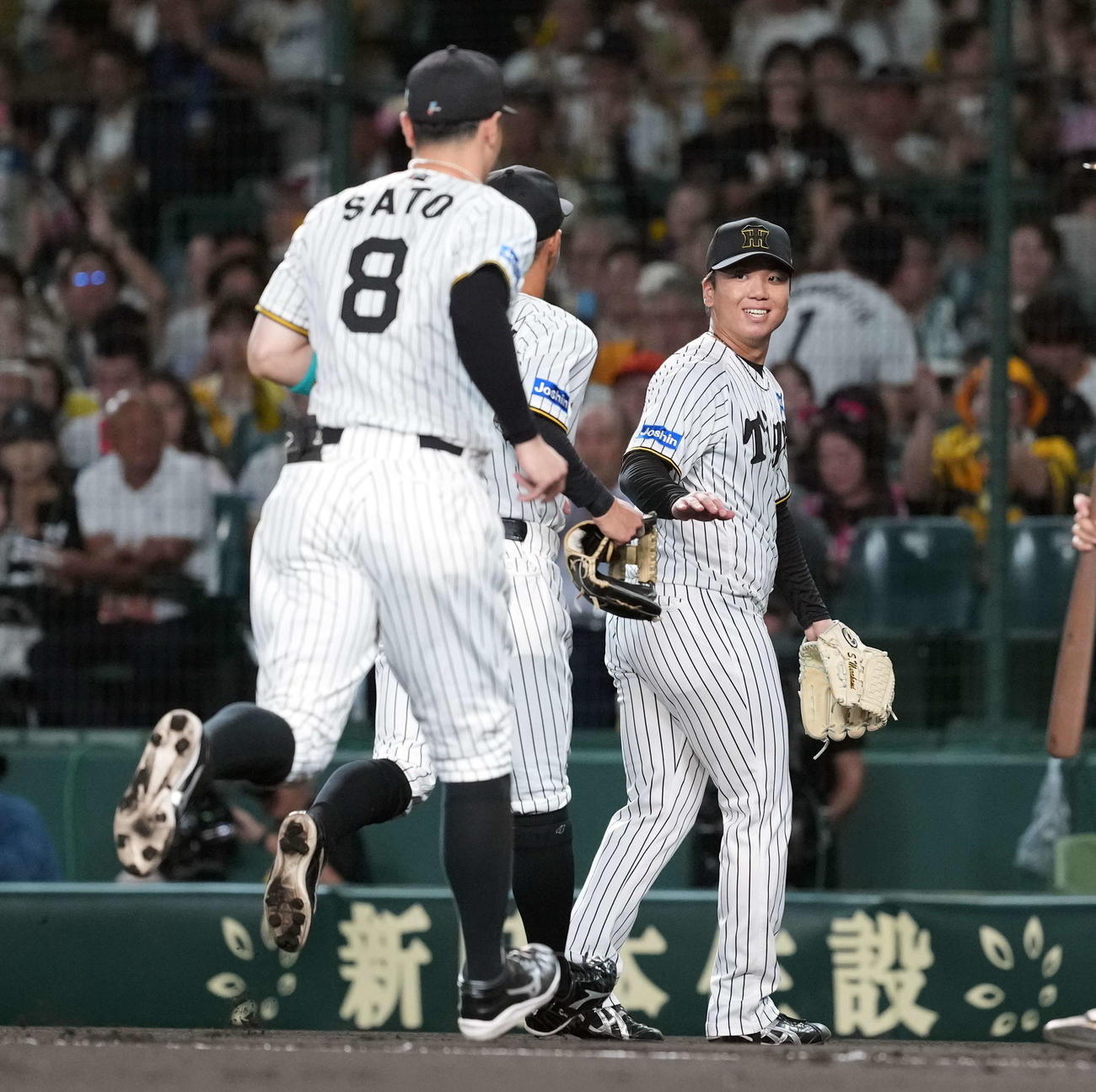 阪神対DeNA 1回表、味方に好守備に笑顔を見せる阪神の先発村上（撮影・たえ見朱実）