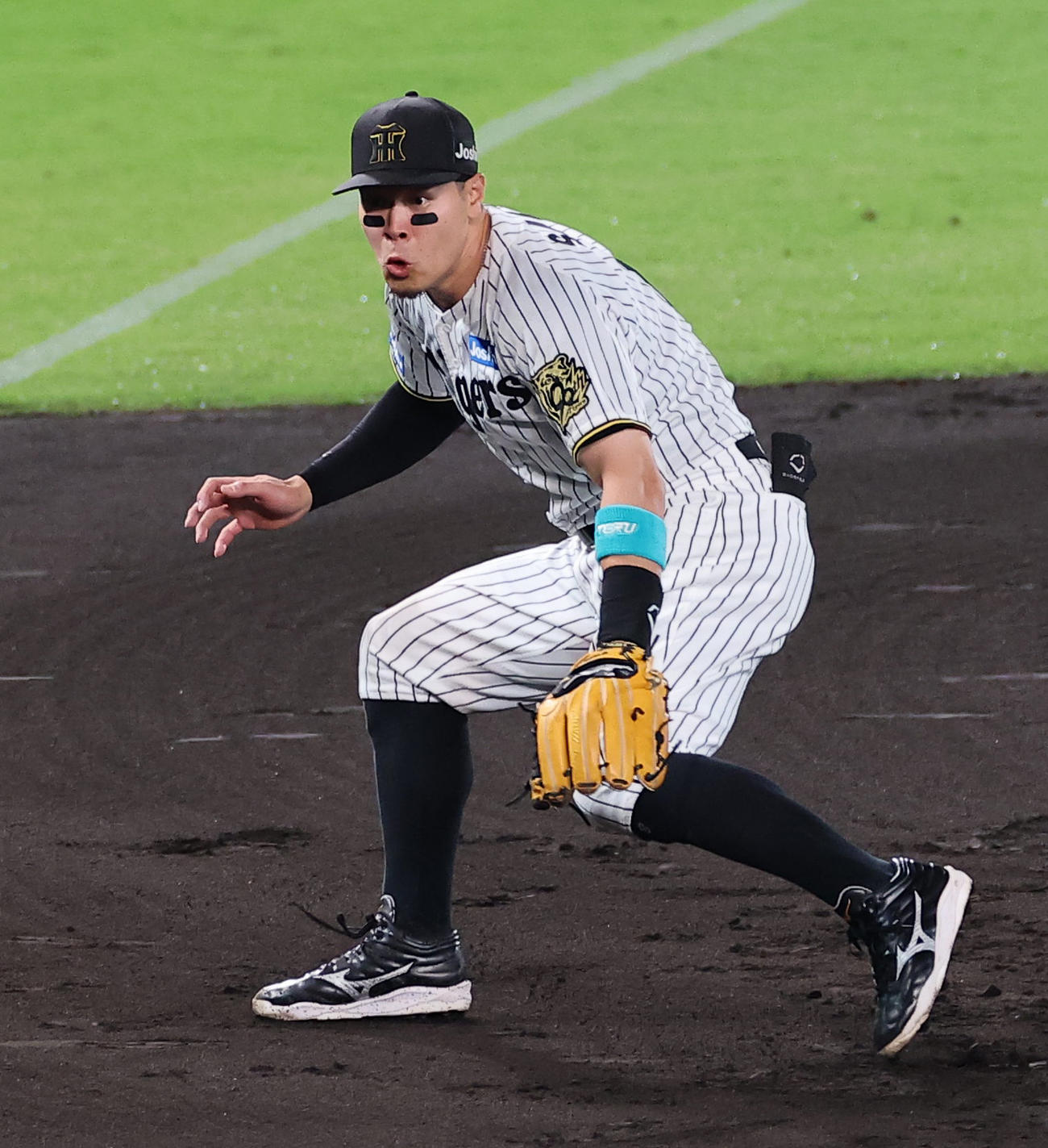 阪神対DeNA 1回表DeNA2死満塁、佐藤輝は山本の三ゴロを軽快にさばく（撮影・上田博志）