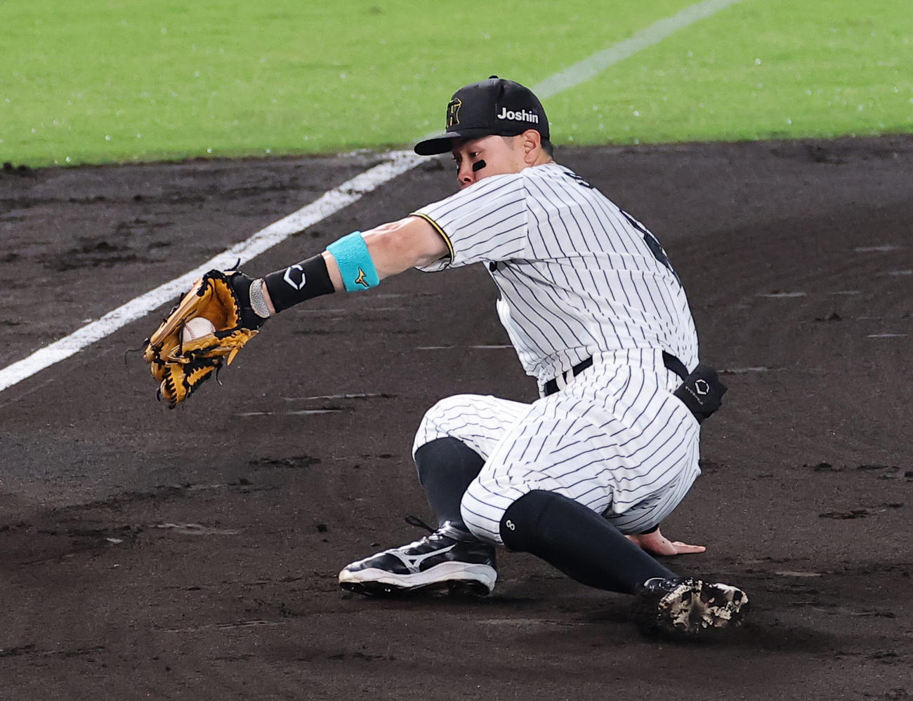 阪神対DeNA 1回表DeNA2死満塁、佐藤輝は山本の三ゴロを軽快にさばく（撮影・上田博志）
