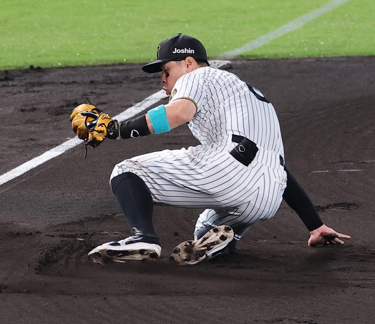 阪神対DeNA 1回表DeNA2死満塁、佐藤輝は山本の三ゴロを軽快にさばく（撮影・上田博志）