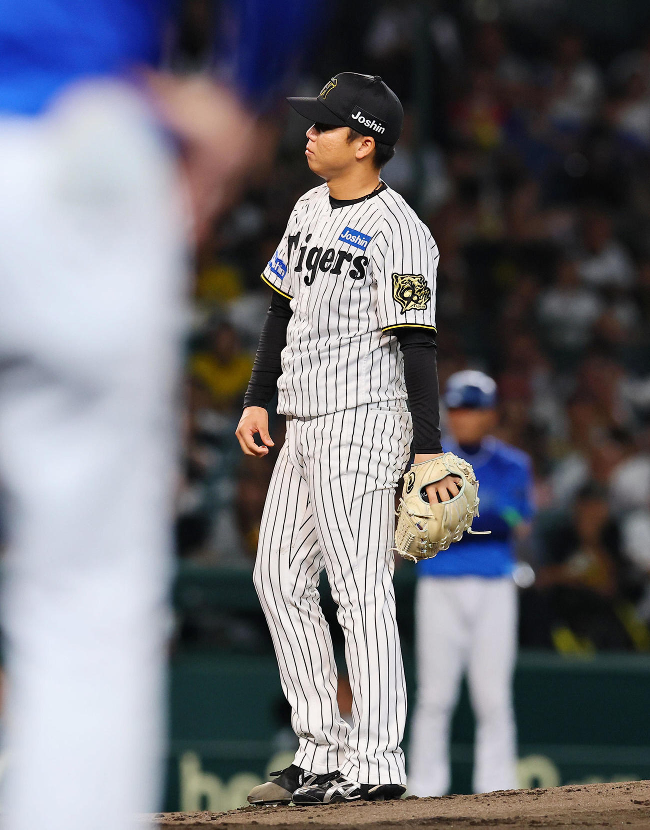 阪神対DeNA 2回表DeNA1死、林へのスローボールが死球となり、ぼうぜんとする村上（撮影・藤尾明華）