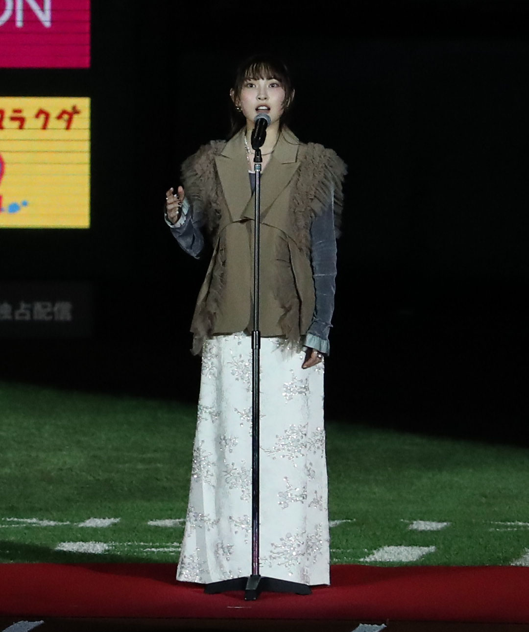 ソフトバンク対日本ハム　国歌斉唱する家入レオ（撮影・梅根麻紀）