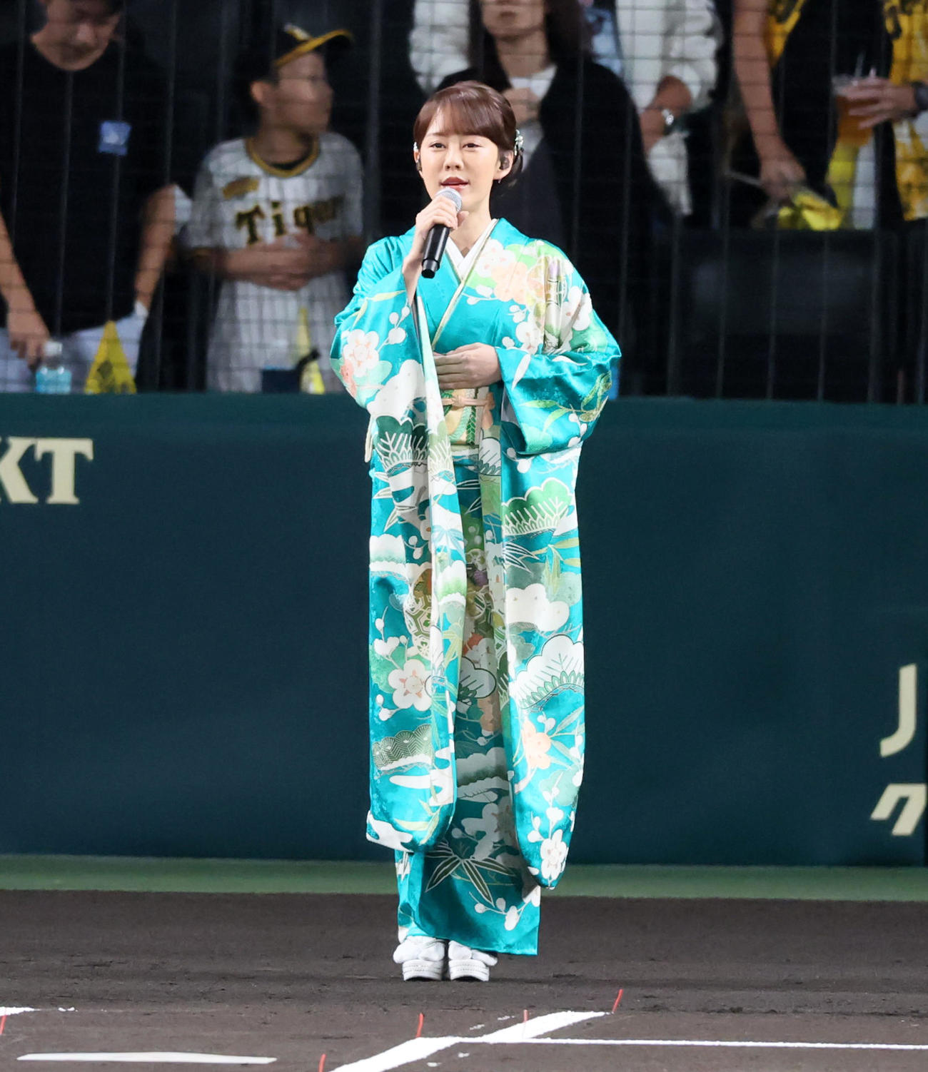 阪神対DeNA　君が代を独唱する丘みどり（撮影・加藤哉）