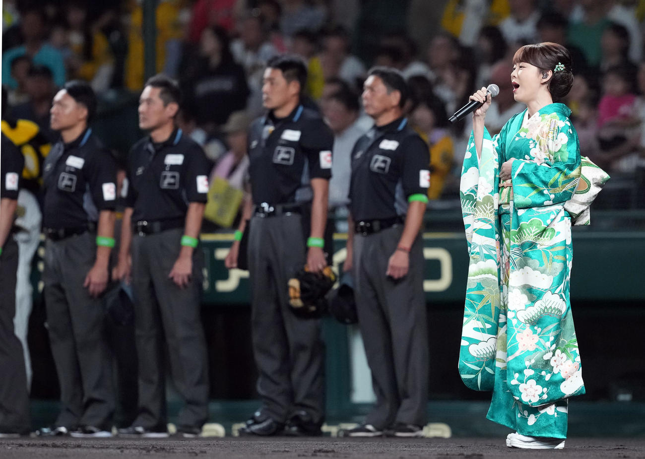 阪神対DeNA　君が代独唱をする丘みどり（撮影・たえ見朱実）