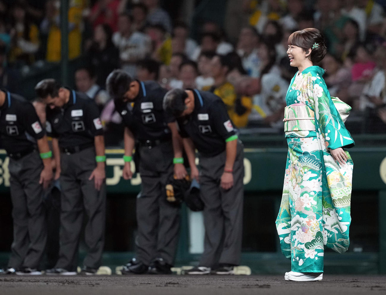 阪神対DeNA　君が代独唱をし、笑顔を見せる丘みどり（撮影・たえ見朱実）