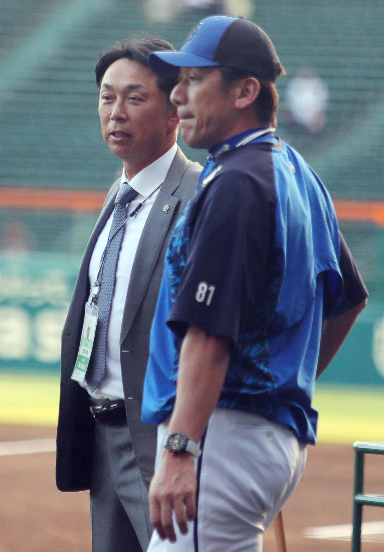 阪神対DeNA　試合前、DeNA三浦監督（手前）と話す日刊スポーツ評論家の宮本氏（撮影・上山淳一）
