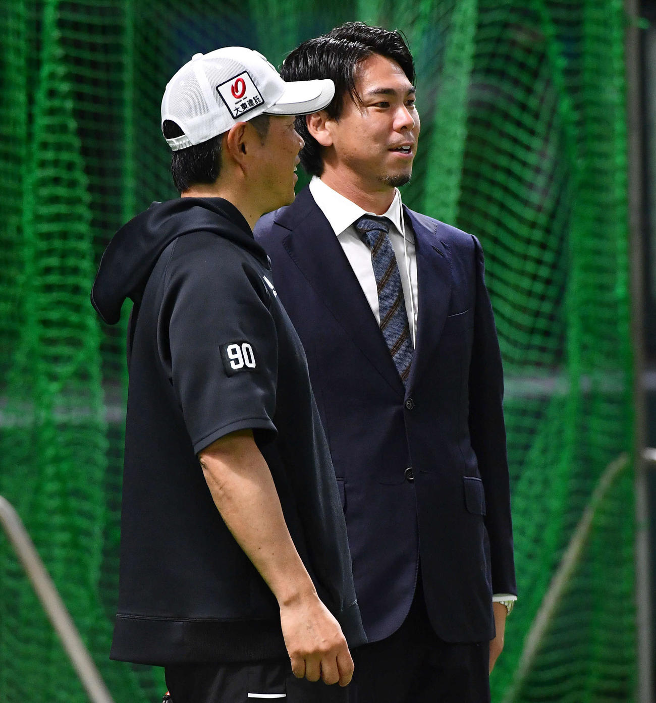 ソフトバンク対日本ハム　試合前、ソフトバンク小久保監督（左）と話す前田健太（撮影・岩下翔太）