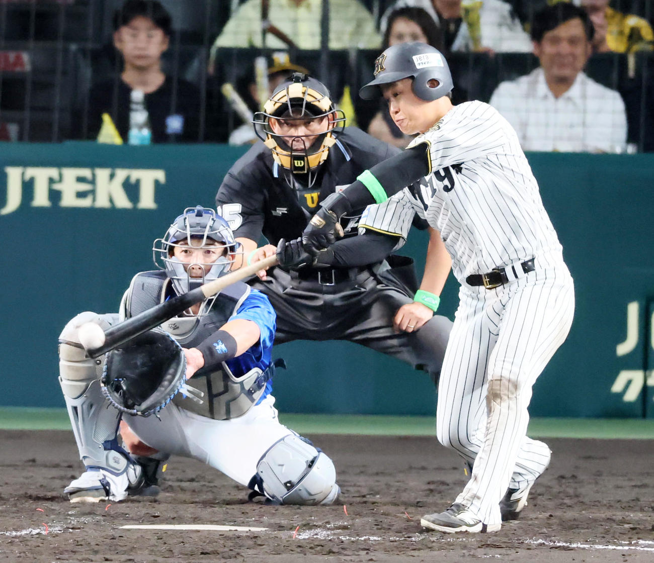 阪神対DeNA 5回裏阪神無死、中川は右前打を放つ（撮影・加藤哉）