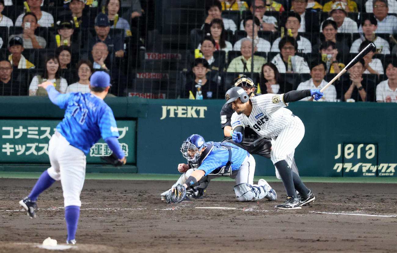 阪神対DeNA 5回裏阪神2死三塁、三振に倒れる代打ヘルナンデス。投手東（撮影・加藤哉）