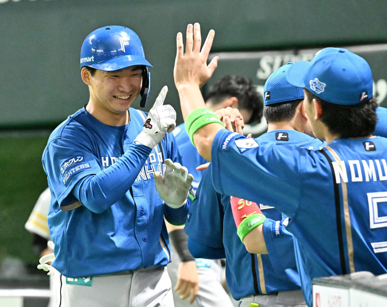 ソフトバンク対日本ハム　5回表日本ハム無死二塁、山県（左）は送りバント成功（撮影・林敢治）