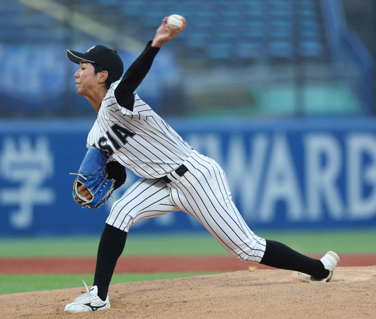 国学院大対亜大　5回表から登板し力投する亜大・田崎（撮影・増田悦実）