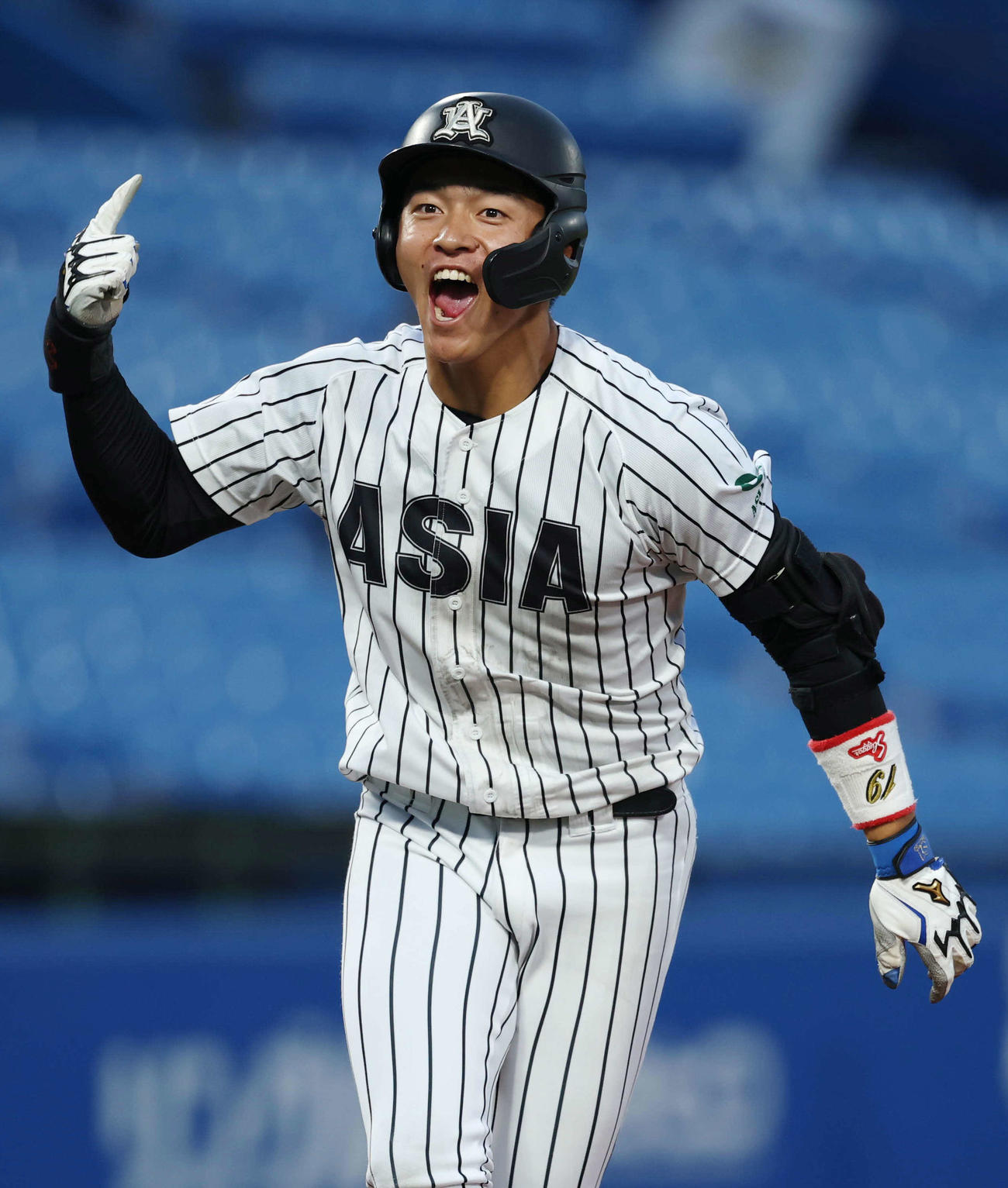 国学院大対亜大　6回裏亜大2死、左越えソロ本塁打を放ち喜びの声を上げる逢沢（撮影・増田悦実）