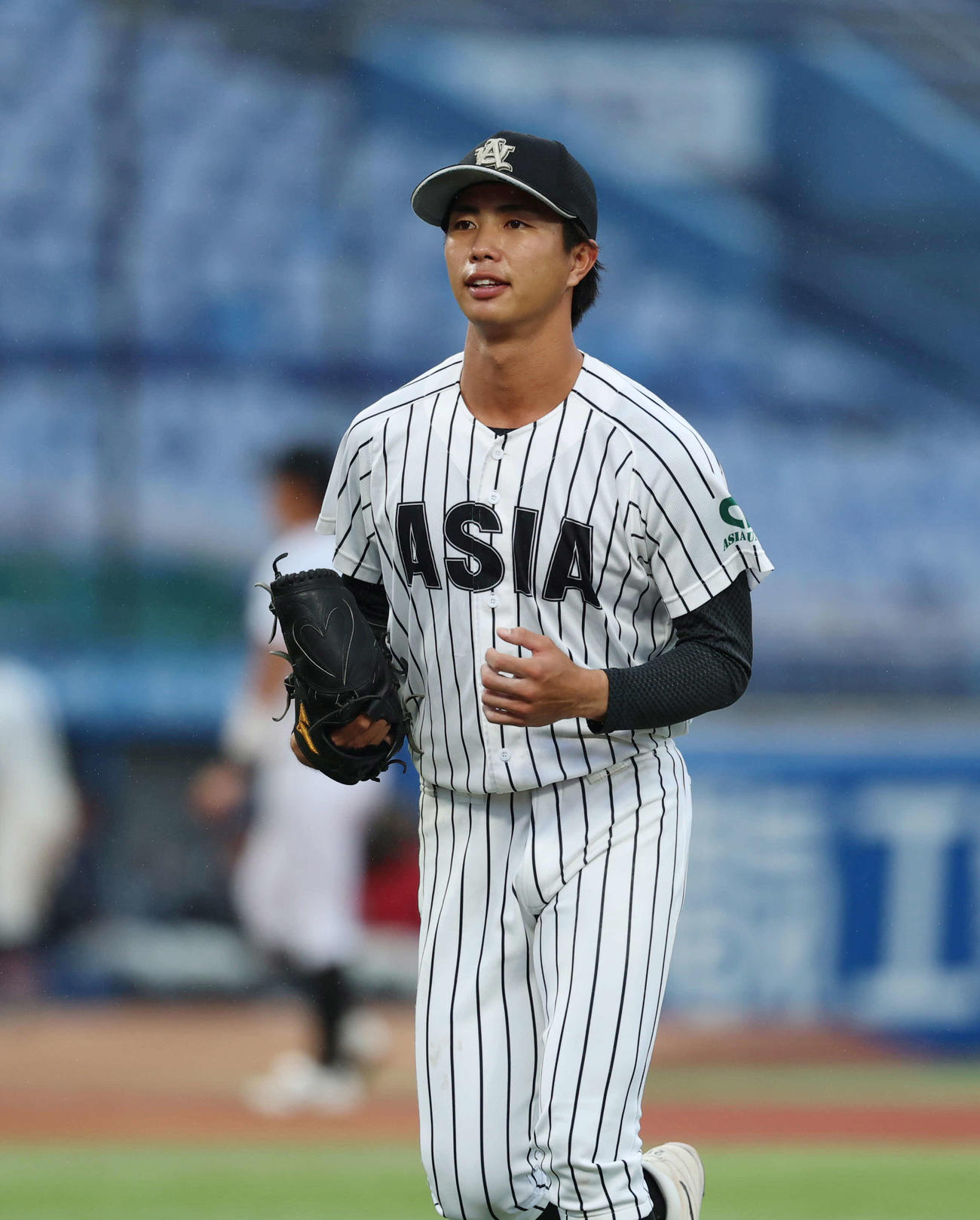 国学院大対亜大　5回表国学院大1死、ベンチへ下がる亜大・山城（撮影・増田悦実）