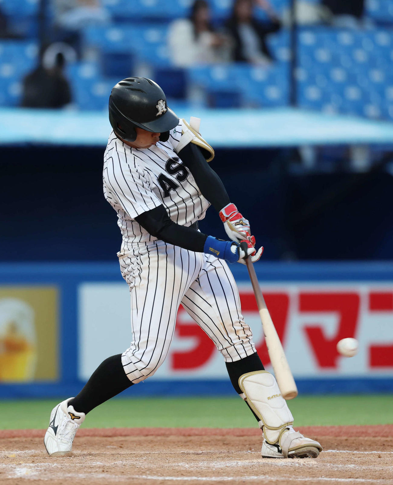 国学院大対亜大　5回裏亜大1死二塁、適時打を放つ前嶋（撮影・増田悦実）