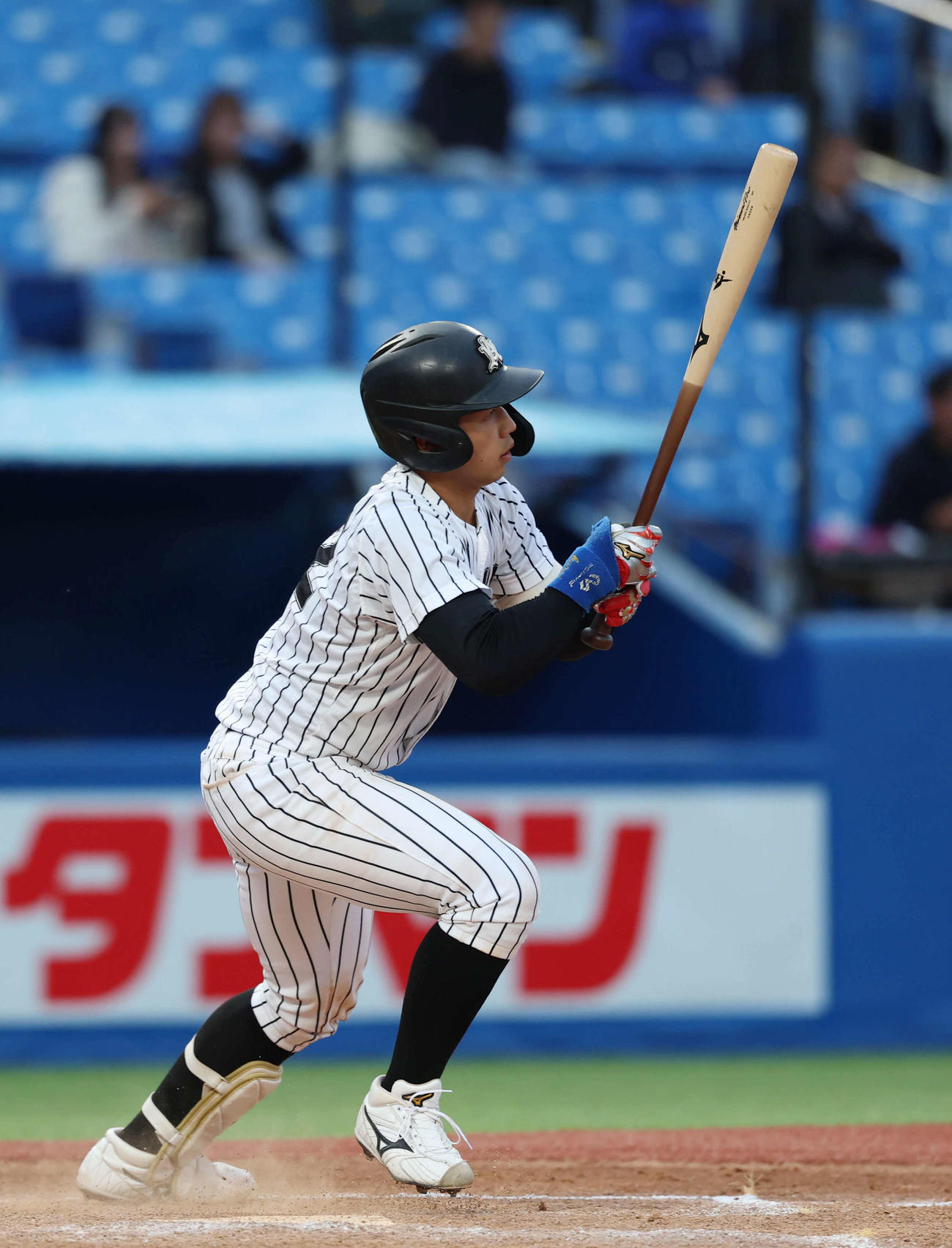 国学院大対亜大　5回裏亜大1死二塁、適時打を放つ前嶋（撮影・増田悦実）